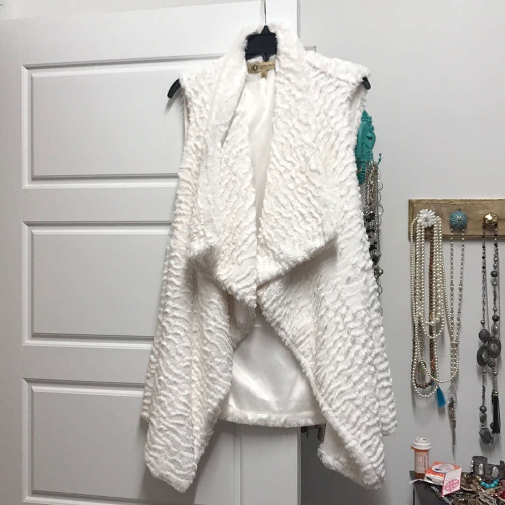 Womens faux fur vest- white size XL